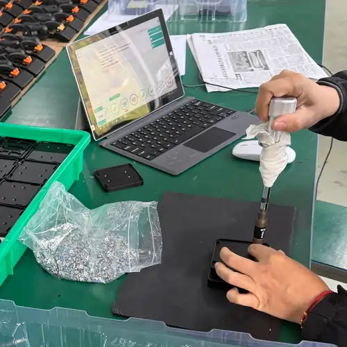 Operator assembling a product with Asytra Trace tracking serial number progress